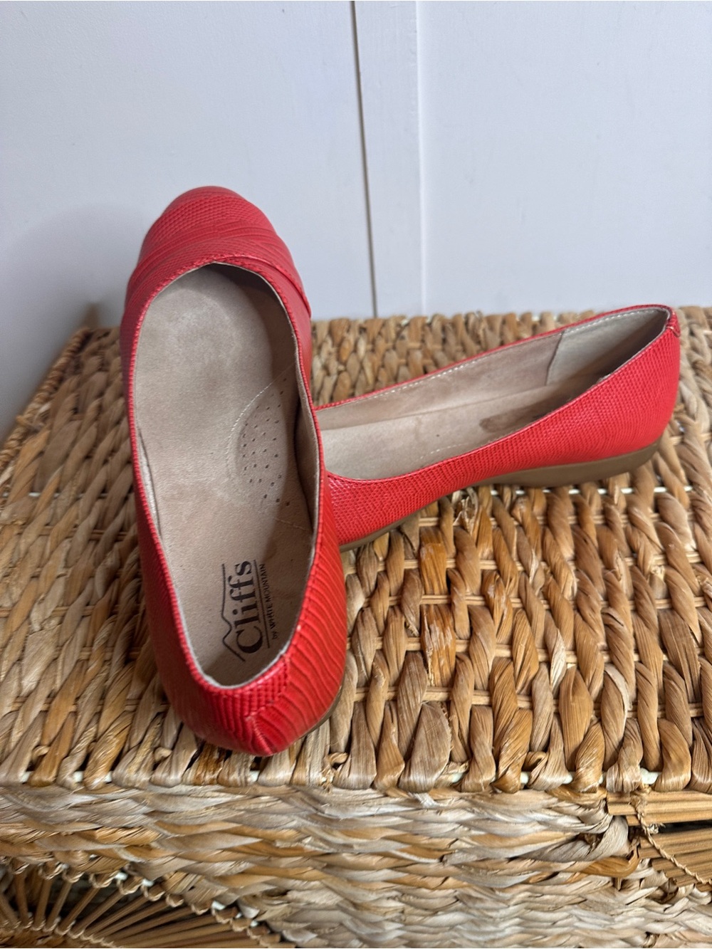 Cliffs by WHITE MOUNTAIN Red Textured Slip-On Ballet Flat size 8.5 - Picture 9 of 9
